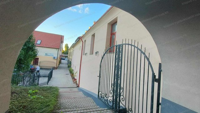 Eladó téglalakás, Tatán 219.9 M Ft, 4 szobás