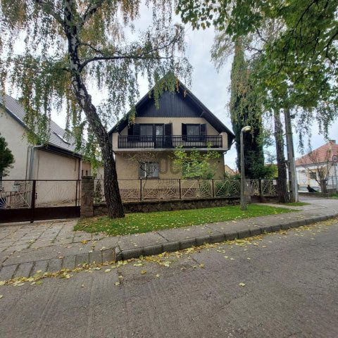 Eladó családi ház, Pécsett 129 M Ft, 6 szobás