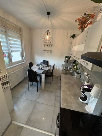 Eladó panellakás, Veszprémben 66.9 M Ft, 3 szobás