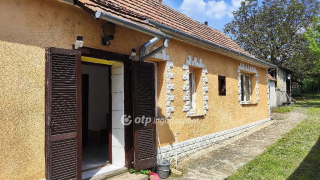 Eladó családi ház, Devecseren 19.9 M Ft, 2 szobás