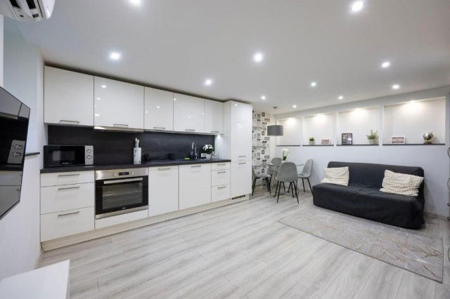 Eladó téglalakás, Budapesten, VI. kerületben, Nagymező utcában