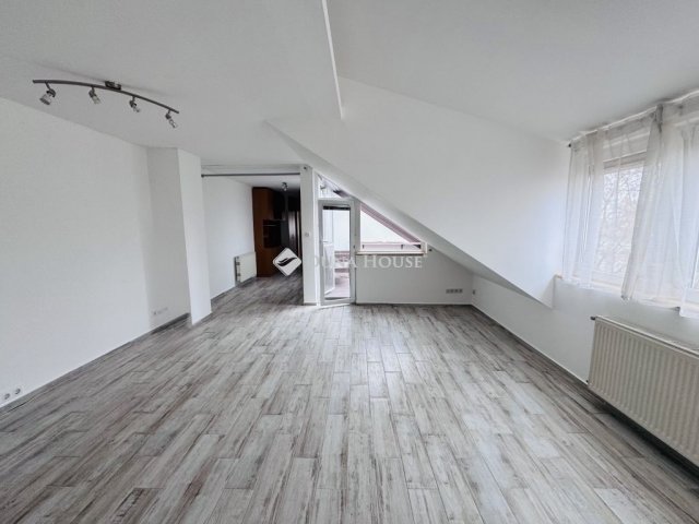 Eladó téglalakás, Pécsett 64.99 M Ft, 3 szobás