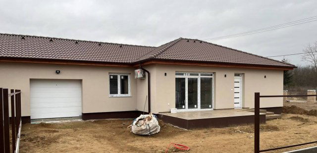 Eladó ikerház, Nyíregyházán 74.99 M Ft, 3 szobás