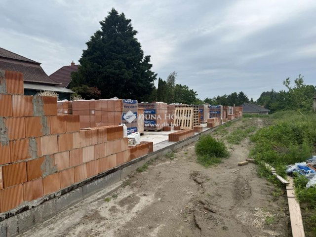 Eladó téglalakás, Szigetszentmártonban 198 M Ft, 10 szobás