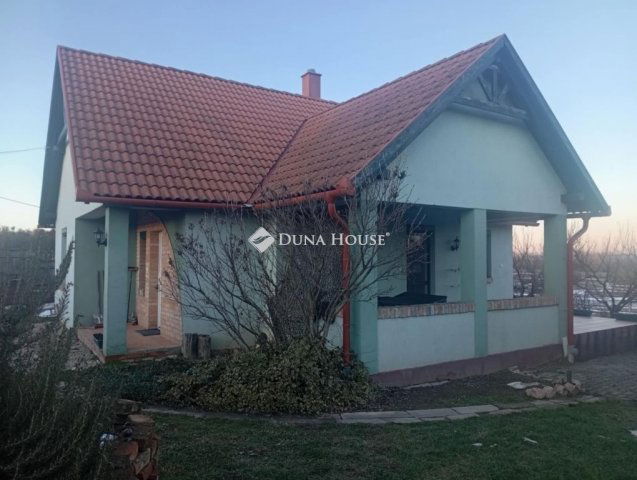 Eladó családi ház, Akán 49.9 M Ft, 3 szobás