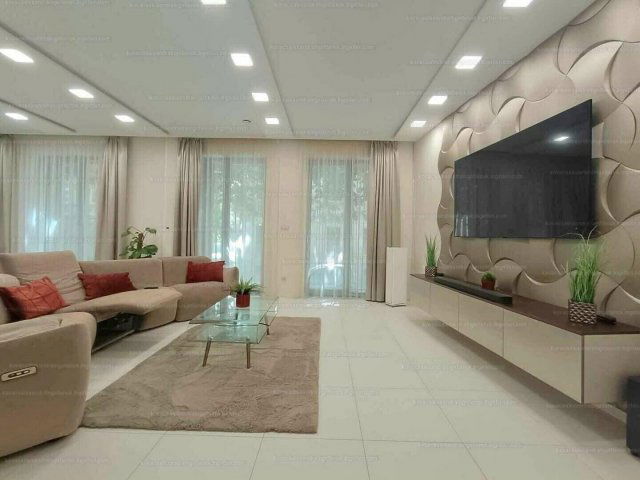 Eladó téglalakás, Szegeden 590 M Ft, 5 szobás