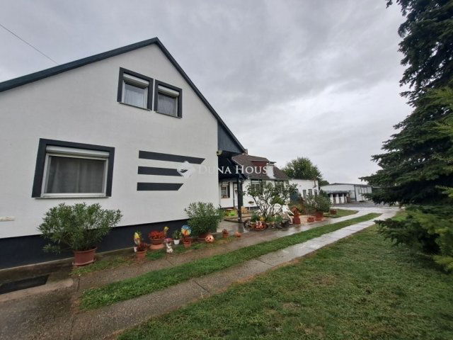 Eladó családi ház, Harkányban 97.9 M Ft, 8 szobás