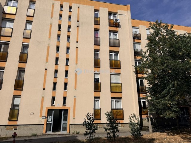 Kiadó panellakás, albérlet, Pécsett, Megyeri téren, 2 szobás