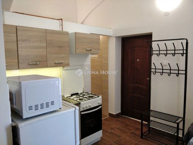 Kiadó téglalakás, albérlet, Pécsett 130 E Ft / hó, 2 szobás