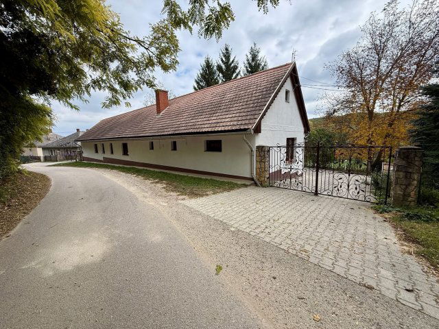 Eladó családi ház, Bakonycsernyén 199.9 M Ft, 6 szobás