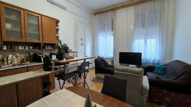 Eladó téglalakás, Budapesten, VI. kerületben, Jókai utcában