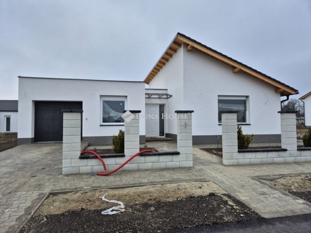 Eladó családi ház, Sződön 173.2 M Ft, 4 szobás