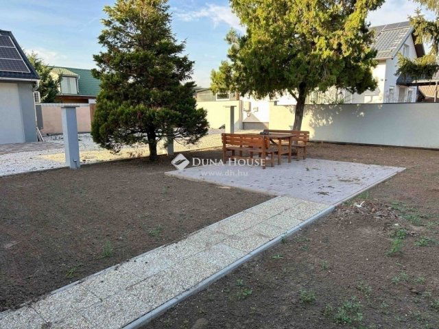 Eladó családi ház, Vecsésen 340 M Ft, 12 szobás