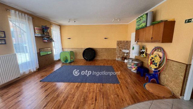 Eladó üzlethelyiség, Pápán 39.9 M Ft, 2 szobás