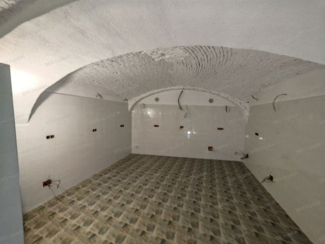 Eladó üzlethelyiség, Veszprémben 25 M Ft, 1 szobás
