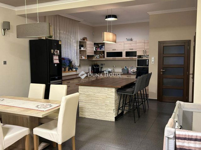 Eladó családi ház, Szarvason 135 M Ft, 8 szobás