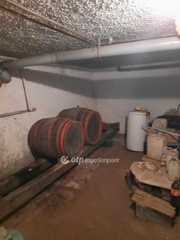 Eladó családi ház, Vonyarcvashegyen 178 M Ft, 11+2 szobás