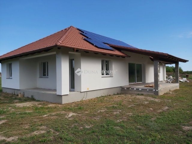 Eladó családi ház, Besnyőn 99 M Ft, 6 szobás