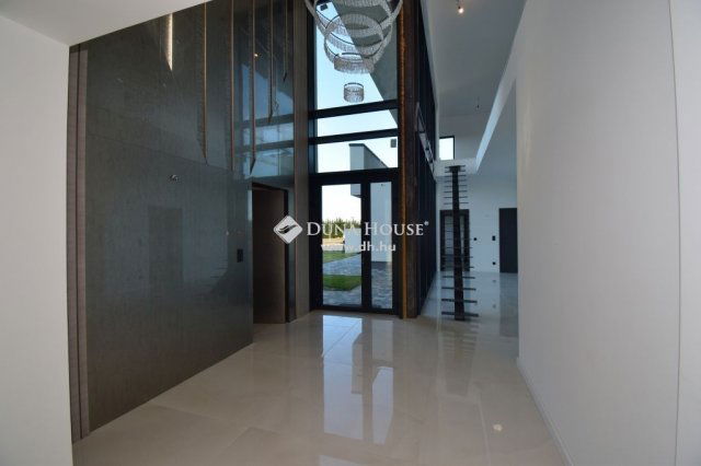 Eladó családi ház, Mogyoródon 550 M Ft, 7 szobás