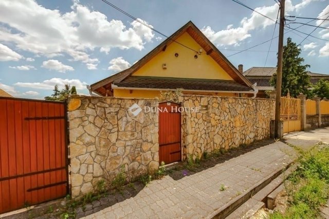 Eladó családi ház, Mendén 153 M Ft, 4 szobás