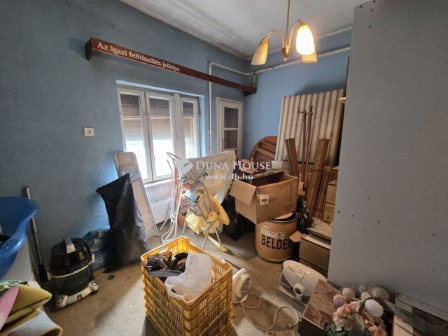 Eladó családi ház, Komlón 29.9 M Ft, 3 szobás