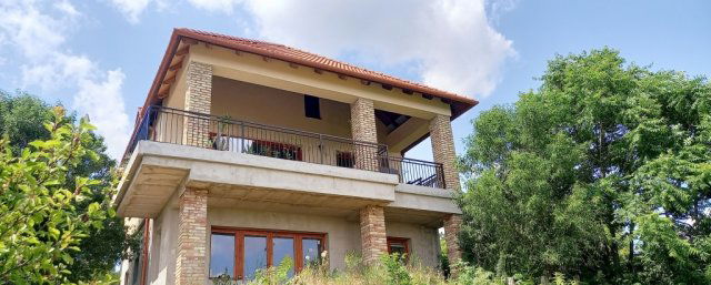 Eladó családi ház, Sukorón 175 M Ft, 7 szobás