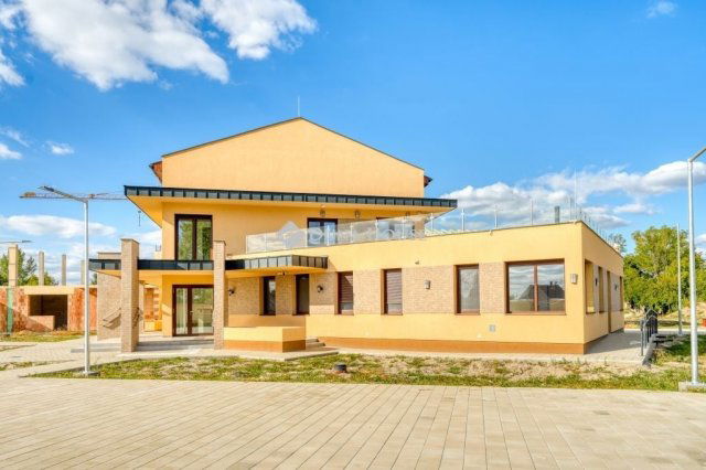 Eladó téglalakás, Mórahalmon 39.332 M Ft, 1 szobás