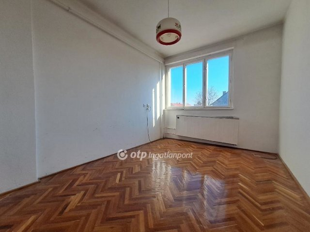 Eladó téglalakás, Zircen 55 M Ft, 4+1 szobás