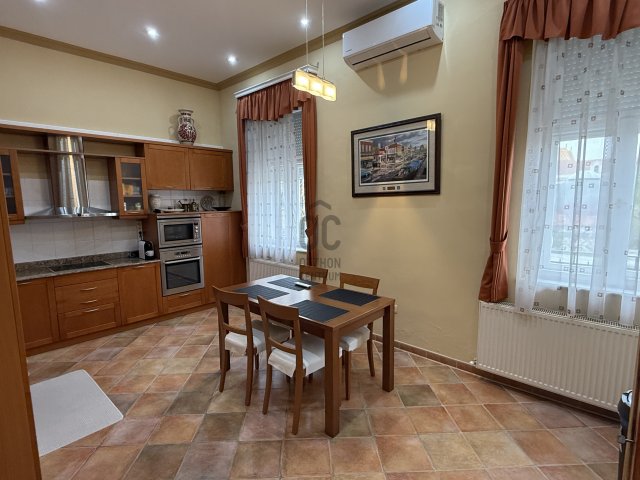 Eladó téglalakás, Pécsett, Zrínyi Miklós utcában 129.75 M Ft