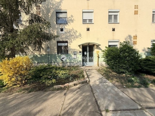 Eladó téglalakás, Kecskeméten 44 M Ft, 3 szobás