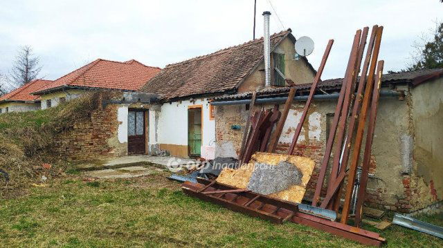 Eladó családi ház, Pécsett 19.9 M Ft, 2 szobás