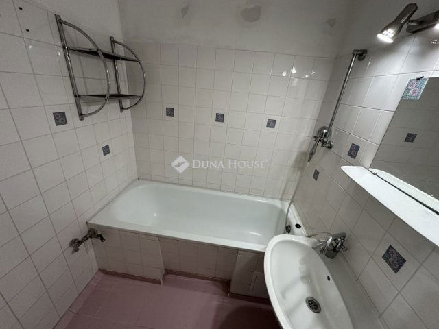 Eladó panellakás, Kecskeméten 44.9 M Ft, 3 szobás