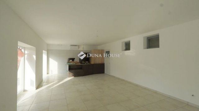 Eladó üzlethelyiség, Zalaszentivánon 130 M Ft, 2 szobás