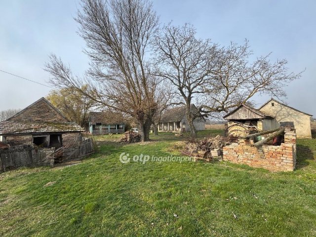 Eladó családi ház, Mohácson 30 M Ft, 2 szobás