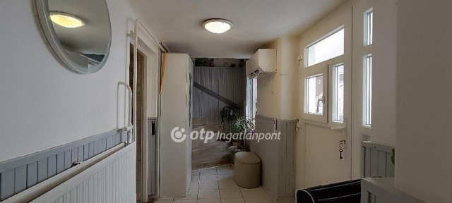 Eladó családi ház, Ajkán 74 M Ft, 4 szobás