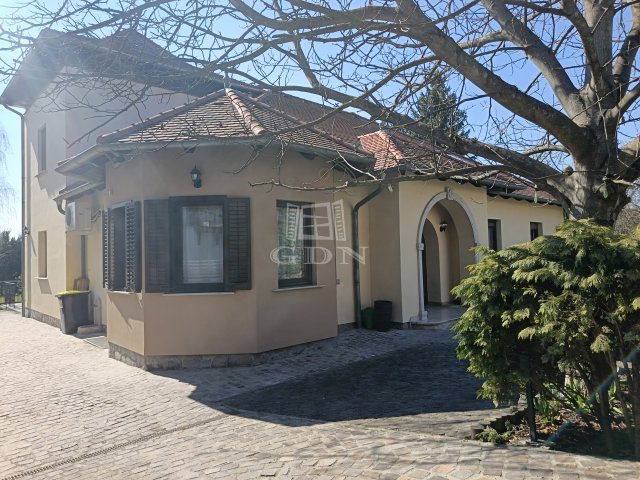 Eladó családi ház, Gödöllőn 329.9 M Ft, 6 szobás