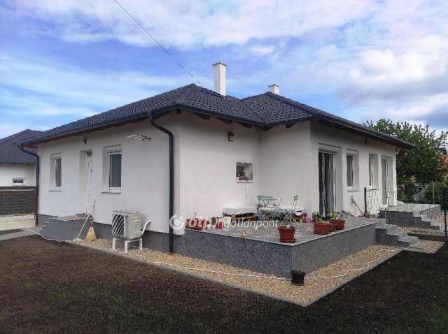 Eladó ikerház, Százhalombattán 99 M Ft, 4 szobás