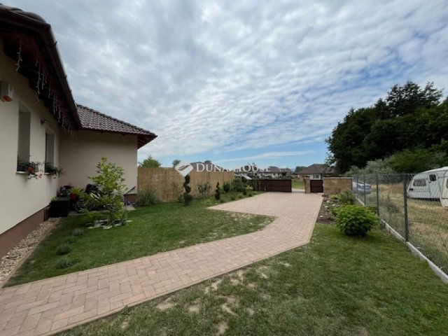 Eladó ikerház, Vácrátóton 96 M Ft, 4 szobás