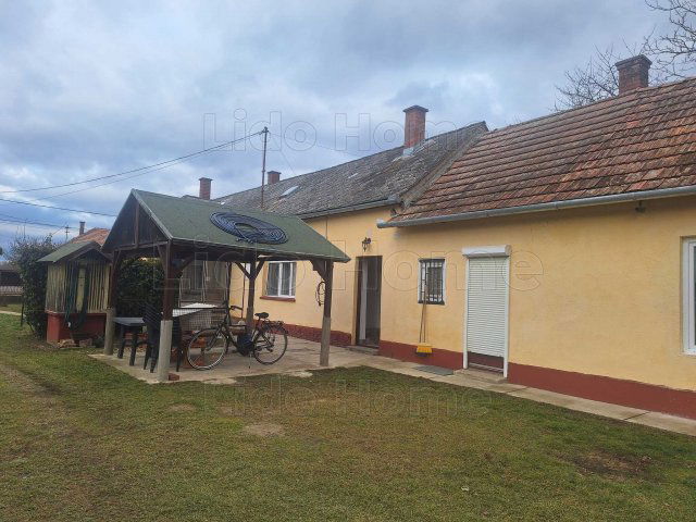 Eladó családi ház, Kutason 19.9 M Ft, 11+1 szobás