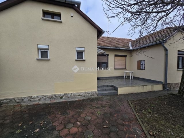 Eladó családi ház, Pécsett 76.9 M Ft, 4 szobás