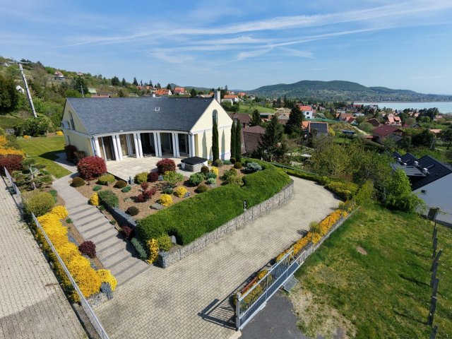 Eladó családi ház, Badacsonytomajon 450 M Ft, 5 szobás