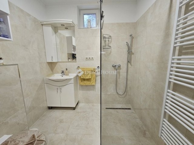 Eladó családi ház, Pécsett 199 M Ft, 5 szobás