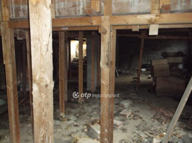 Eladó családi ház, Gyöngyösön 14 M Ft, 1 szobás