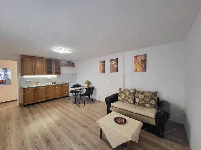 Eladó családi ház, Győrött 35.5 M Ft, 2 szobás