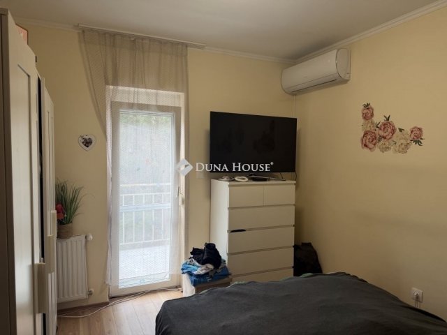 Eladó ikerház, Pécsett 129.9 M Ft, 4 szobás