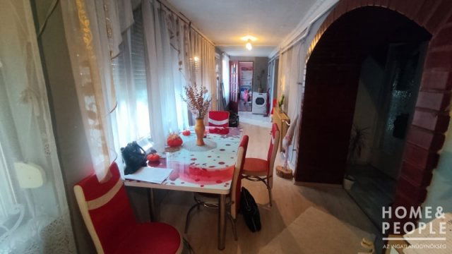 Eladó családi ház, Makón 41.999 M Ft, 5 szobás