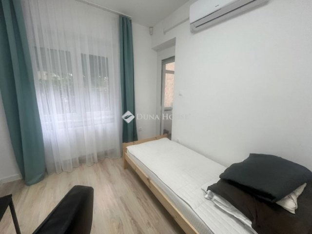 Eladó téglalakás, Pécsett 122 M Ft, 4 szobás