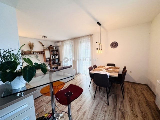 Eladó téglalakás, Pécsett 65.9 M Ft, 3 szobás