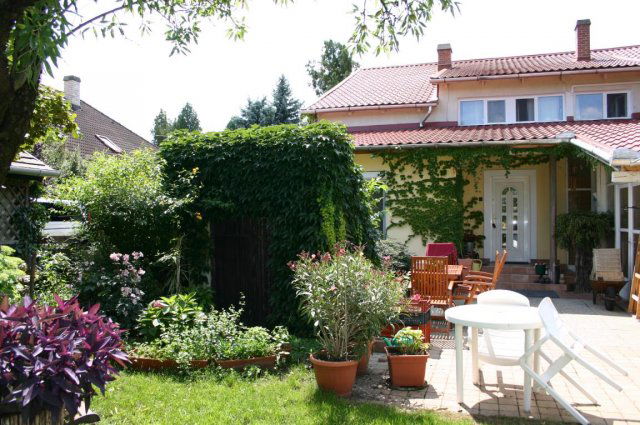 Eladó családi ház, Tatán 134 M Ft, 5 szobás