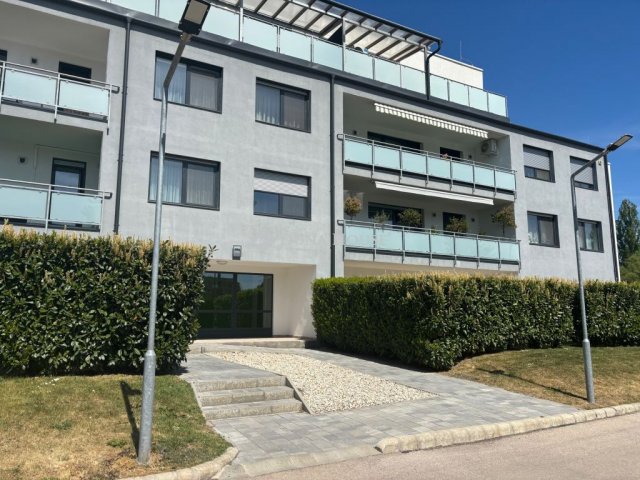 Eladó téglalakás, Veszprémben 119 M Ft, 4 szobás